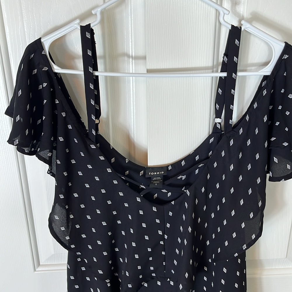 Torrid Gauze Cold Shoulder Top, size 1x, light material - Picture 2 of 4